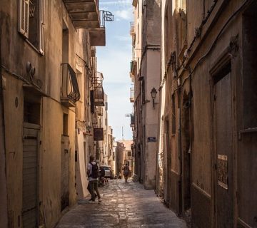 جزيرة كورسيكا في البحر المتوسط وأشهر معالمها